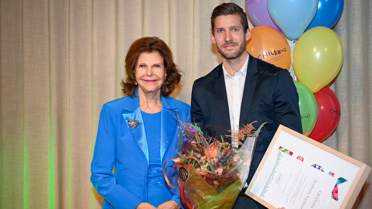 Drottning Silvia och pristagaren Andreas Carlson, fritidsledare på Hellbergsskolan i Sundsvall, under prisutdelningen på torsdagskvällen. Priset lanserades av World Childhood Foundation 2019.