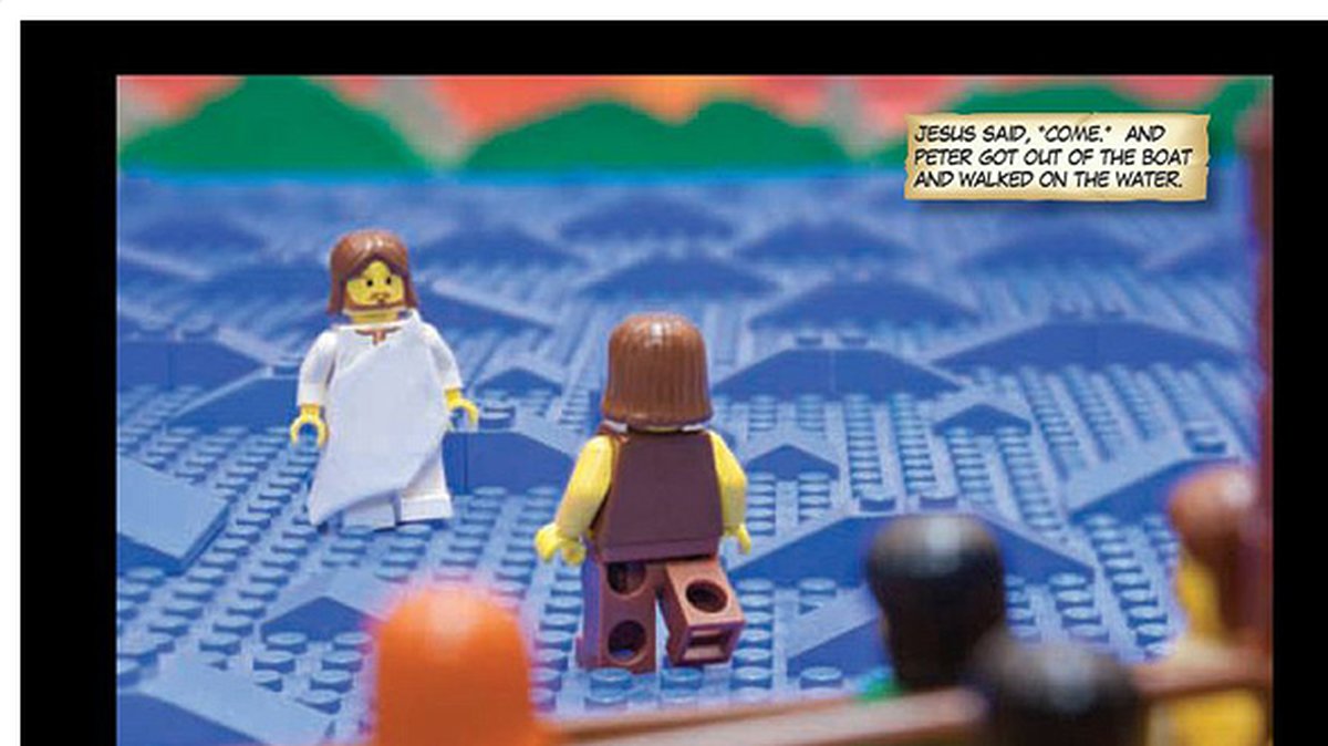 Lego-Jesus hjälper Peter att gå på vattnet.