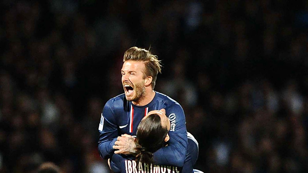 Beckham med ett glädjehopp på Ibra. 