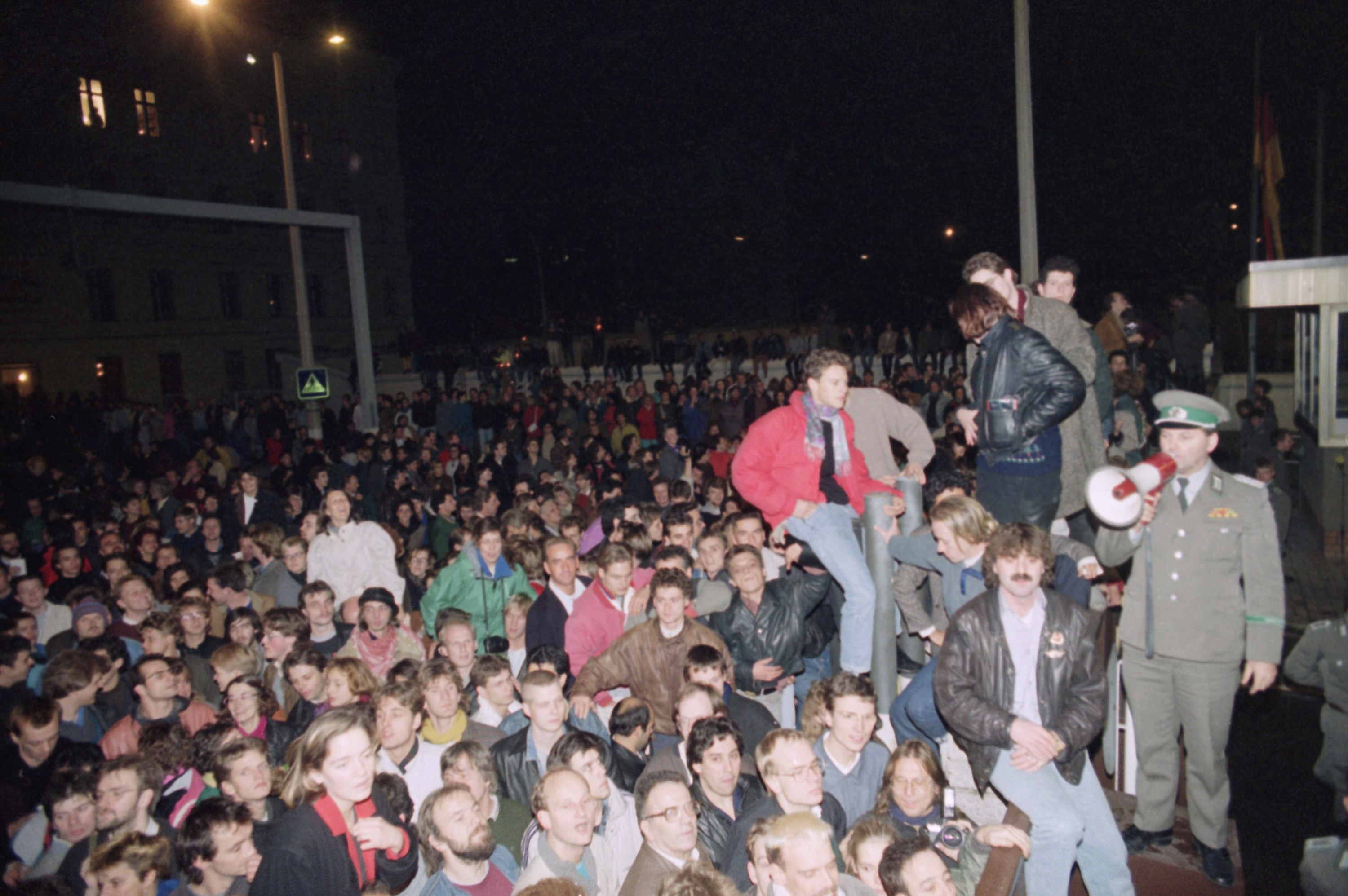 Den 9 november 1989 öppnades gränsen och muren föll efter att ha delat Berlin och världen i 38 år. Den 9 november 1989 öppnades gränsen och muren föll efter att ha delat Berlin och världen i 38 år.