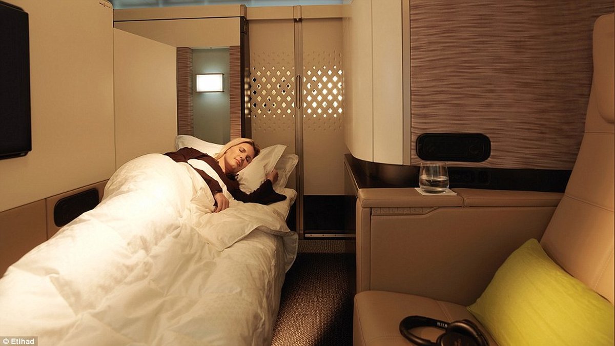 1. Etihad Airways. Först i första klass kommer Etihad Airways. Bolaget erbjuder inte bara en säng, de erbjuder ett eget privat rum med soffa och garderob. Det finns även en dusch ombord för den som vill fräscha upp sig efter en tupplur. 