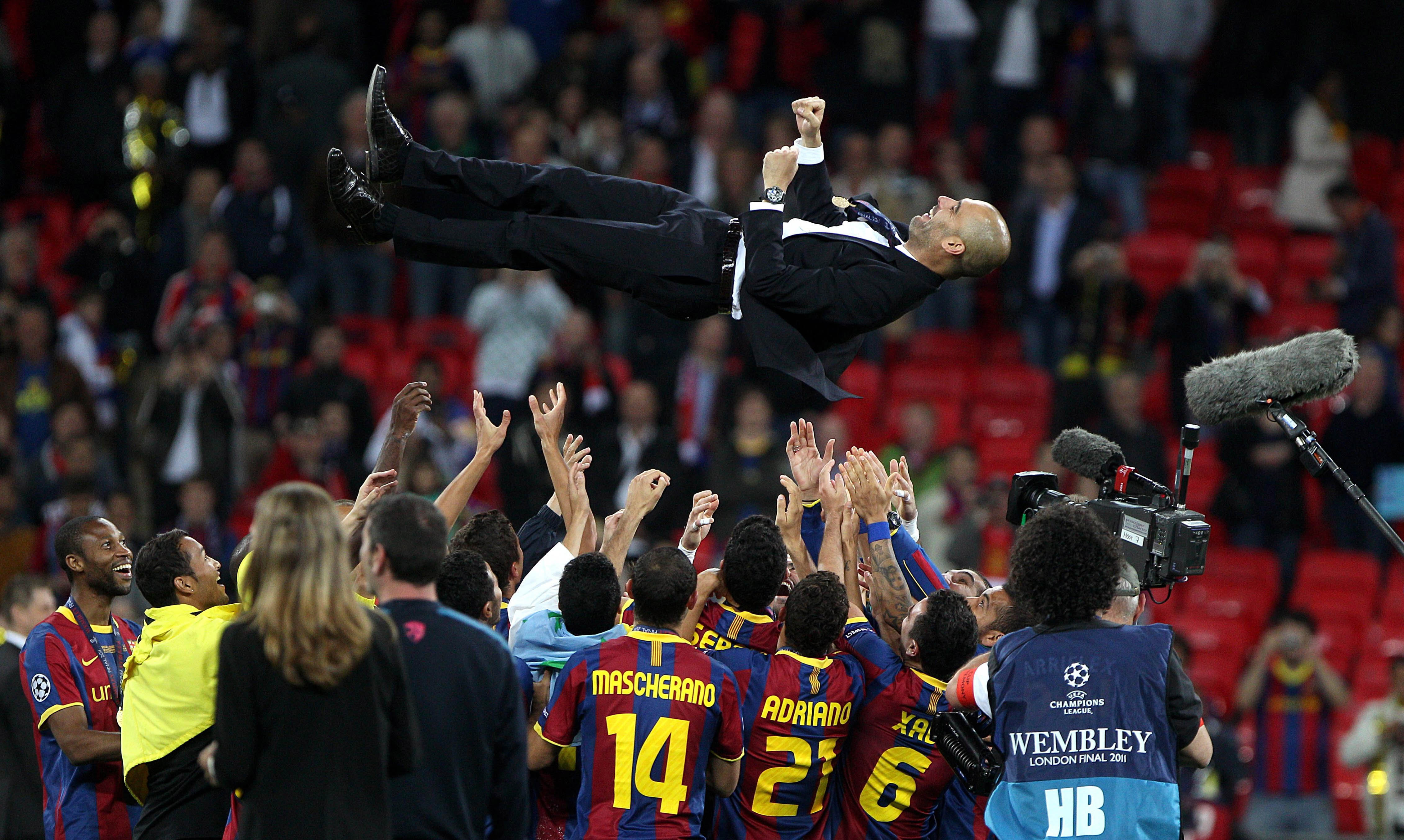 Josep Guardiola hyllas av sina trupper. Josep Guardiola hyllas av sina trupper.