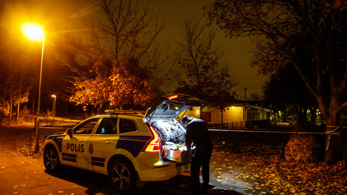 Polis på plats i stadsdelen Bäckby i Västerås där en man i 20-årsåldern sköts till döds 1 november. Arkivbild.