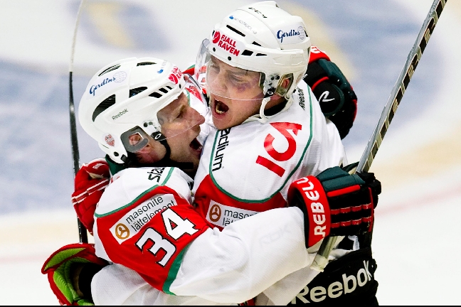 Fredric Andersson och Frederick Meyer kramar om varandra efter att Andersson gjort 2-1.