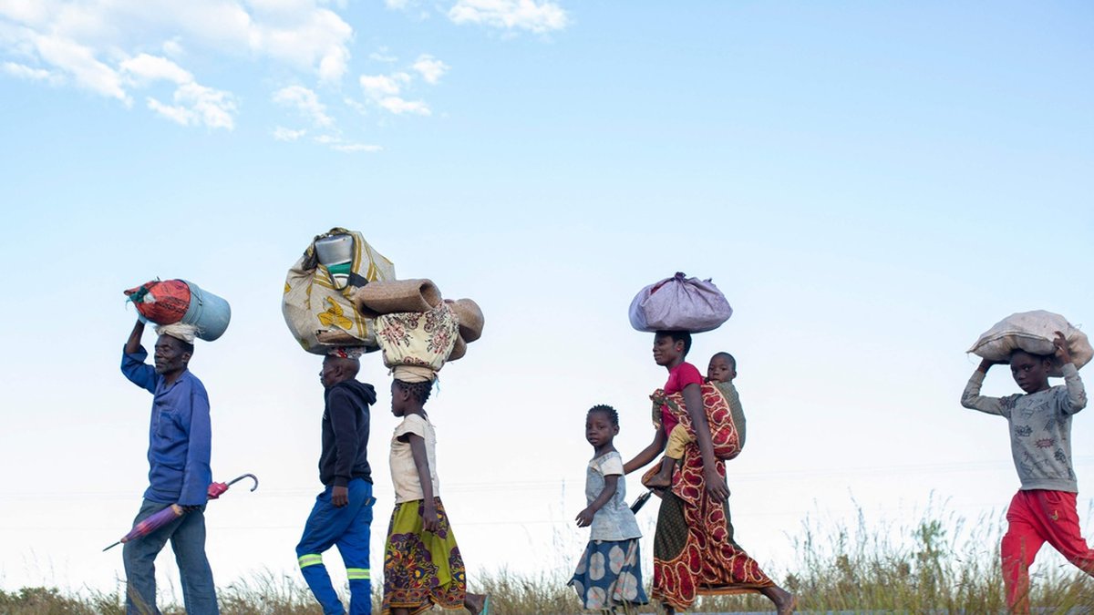 Familjer på flykt undan extrema jihadister i norra Moçambique. Under juni månad drevs nästan 33 000 barn på flykt i området, enligt FN-organet IOM. Bild från den 14 juni år.