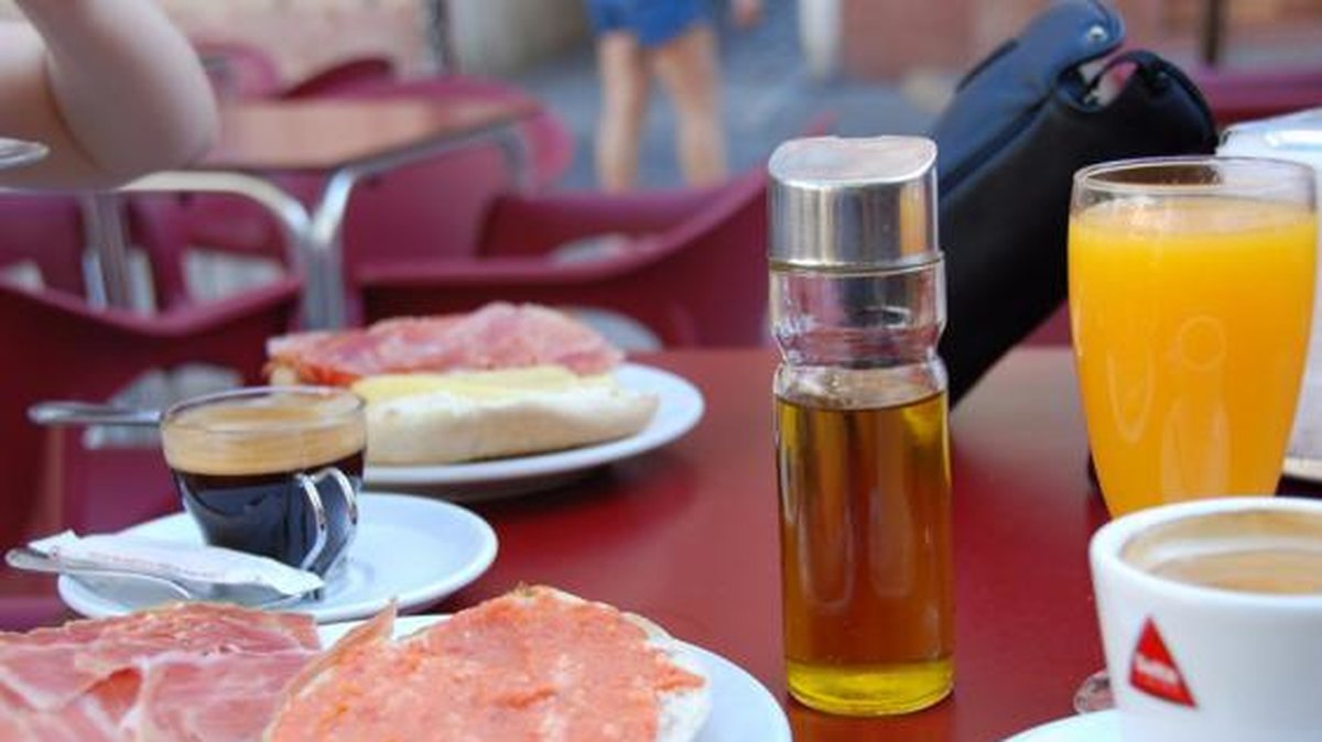 SPANIEN. På frukostborden i Spanien hittas ofta "pan con tomate" (toast med gratinerad tomat). Det händer också att man äter "churros".