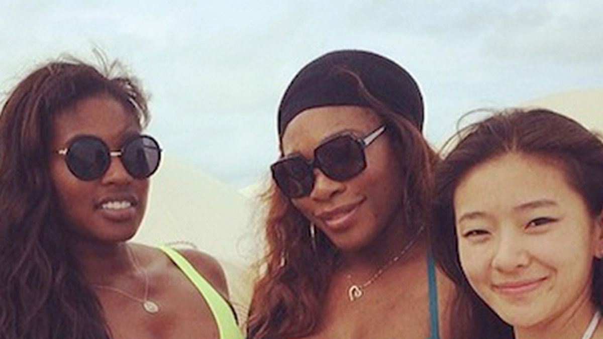 Serena Williams på stranden med sina väninnor. 
