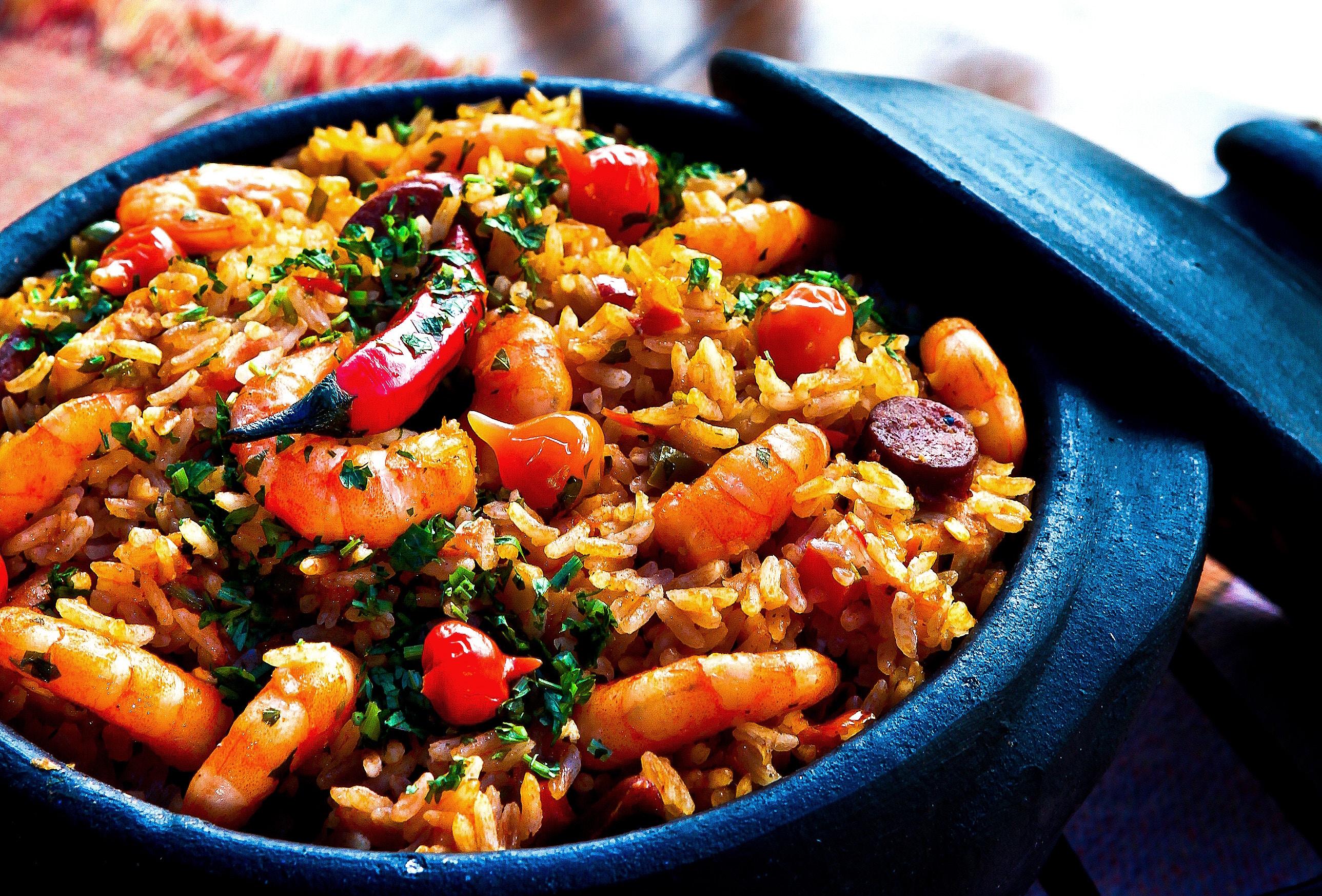 Paella uppdukat på ett bord. Paella uppdukat på ett bord.
