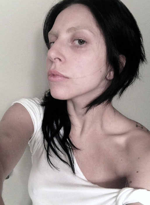 Lady Gaga är osminkad. Lady Gaga är osminkad.