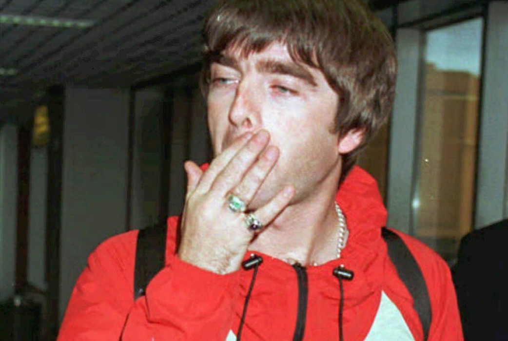 Oasis frontfigur Noel Gallagher älskar sitt favoritfotbollslag Manchester City. Ja, han älskar det så mycket att han kostade på sig att måla om sitt hus och köpa heltäckningsmattor i lagets färger. För det betalade ha 6 miljoner kronor. 