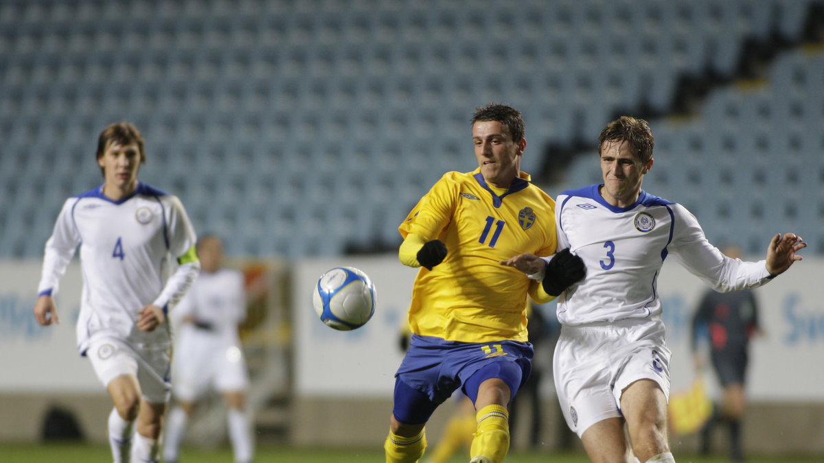 2009 mötte Sveriges U21-landslag Kazakstan i en EM-kvalmatch. På bilden: Sveriges Erton Fejzullahu brottas med Alexey Makarov.