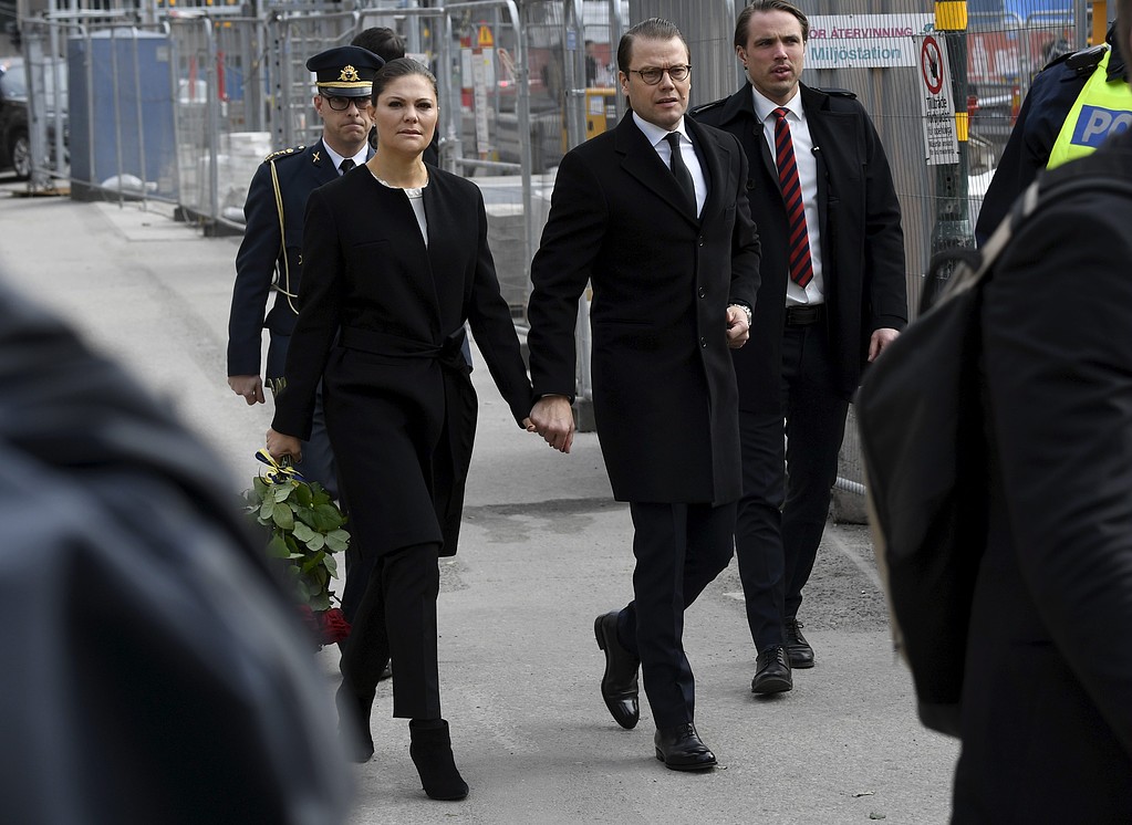 Kronprinsessan Victoria och prins Daniel Kungafamiljen dagen efter attacken