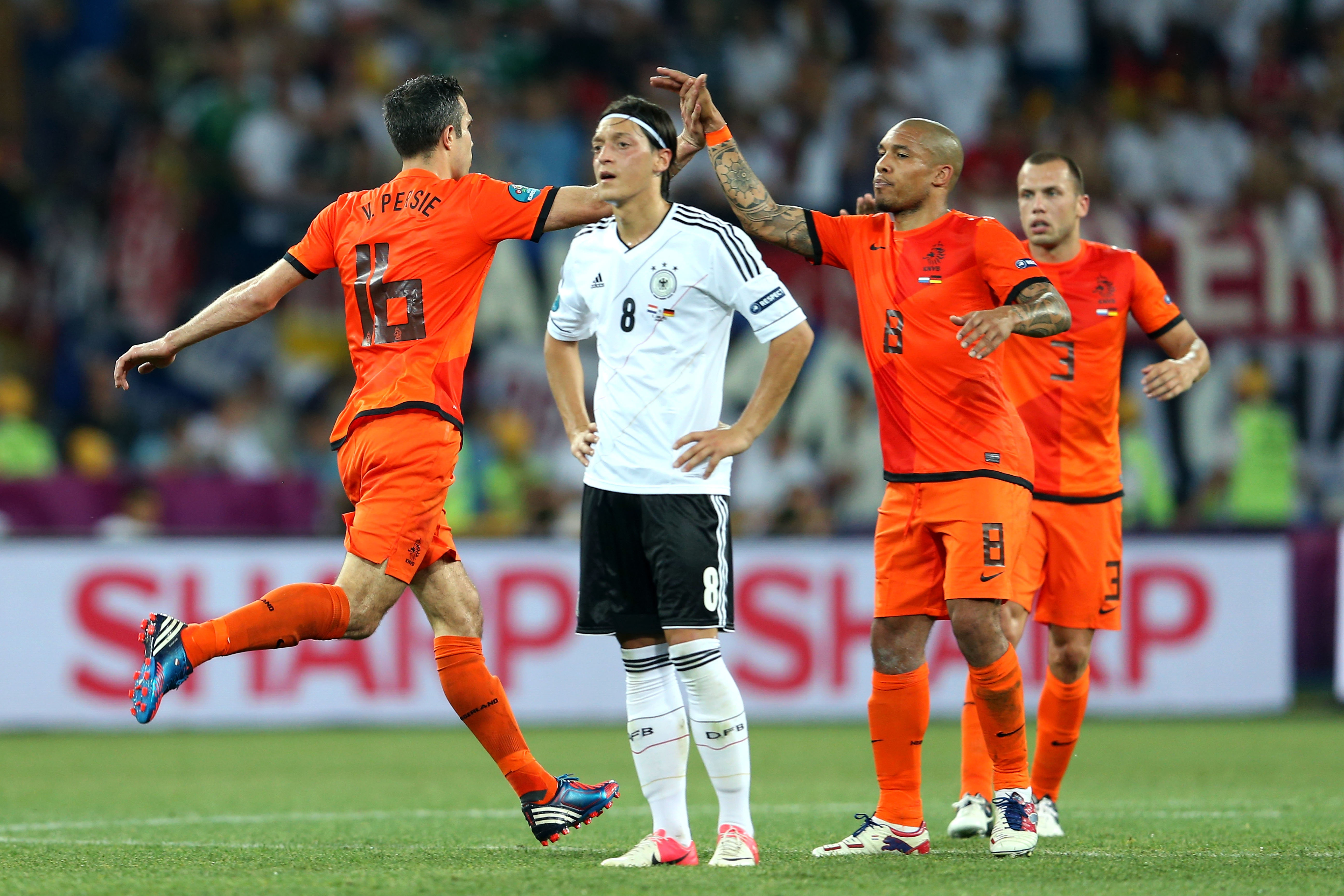 Mesut Özil deppar efter att Hollands Robin van Persie gjort 2-1.