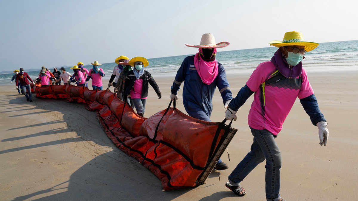 Förberedelser på stranden Mae Ram Phueng i Rayong för att försöka hejda oljans spridning.